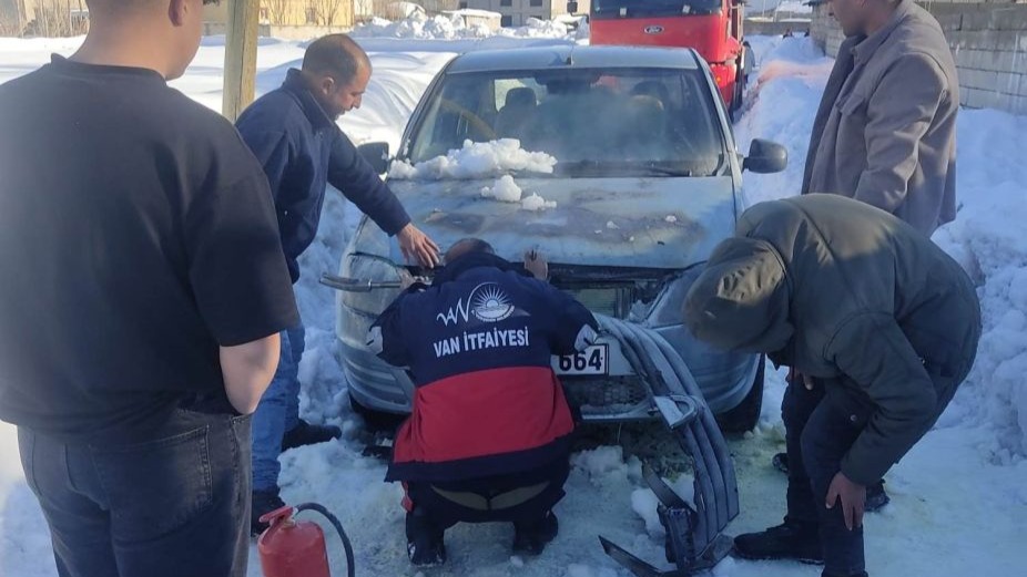 Van’ın Çaldıran İlçesinde Seyir Halindeki Otomobil Yandı
