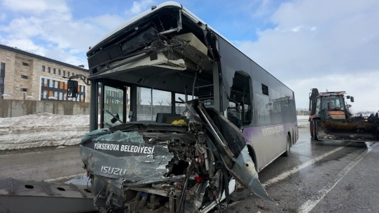 Yüksekova'daki Dehşet Anları Kamerada: 18 Kişinin Yaralandığı Kaza Görüntüleri Ortaya Çıktı