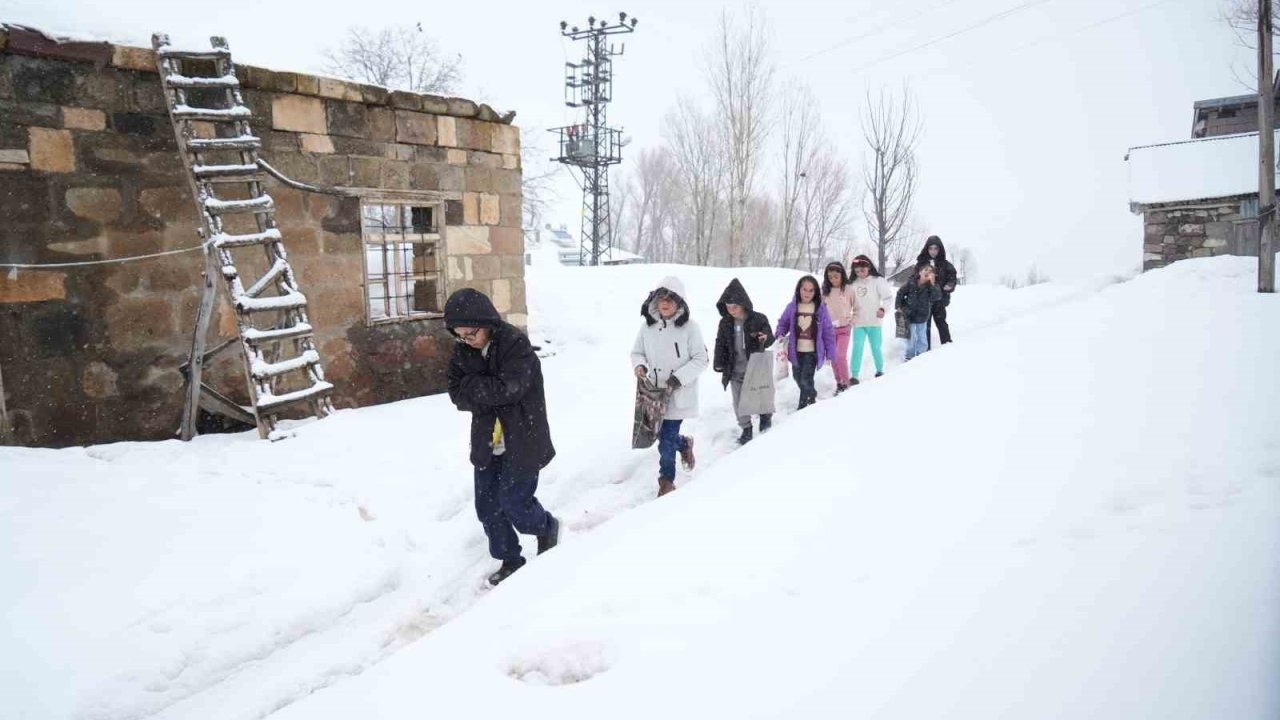 2 Metre Kar Engel Olmadı: Muş'ta Çocukların Kar Tünellerindeki Bayram Mesaisi Görülmeye Değer