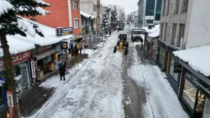 Sarıkamış Belediyesinden Yoğun Kar Mesaisi 600 Kamyon Kar Tahliye Edildi