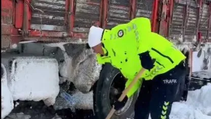 Ardahan’da Trafik Polislerinden Karla Mücadele Desteği