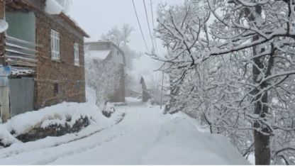 Bahçesaray’da Kar Esareti Evler Kar Altında Kaldı Ulaşım Tünellerle Sağlanıyor