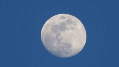 Tarihi Van Kalesi Üzerinde Gökyüzü Şöleni: Şişkin Ay ve Binlerce Yıllık Siluet