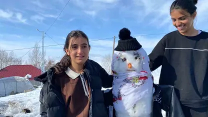 Patnos'ta Güneşli Havayı Fırsat Bilen Çocuklardan "Kardan Gelin" Neşesi