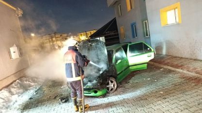 Gürpınar’da Park Halindeki Otomobil Alevlere Teslim Oldu
