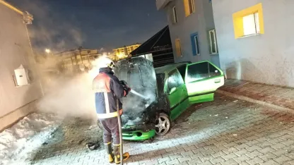 Gürpınar’da Park Halindeki Otomobil Alevlere Teslim Oldu
