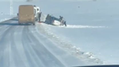 Arpaçay’da Kara Saplanan Araç Köylülerin Dayanışmasıyla Kurtarıldı