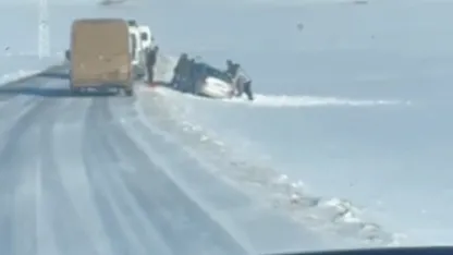 Arpaçay’da Kara Saplanan Araç Köylülerin Dayanışmasıyla Kurtarıldı
