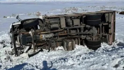 Kars'ta Kamyon Şarampole Uçtu! Koyunyurdu Mevkiinde Hareketli Dakikalar
