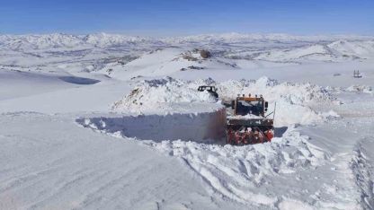 Başkale'de Zorlu Kış Mesaisi: Kar Kalınlığı 3 Metreyi Aştı