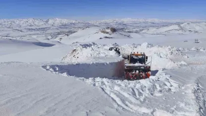 Başkale'de Zorlu Kış Mesaisi: Kar Kalınlığı 3 Metreyi Aştı