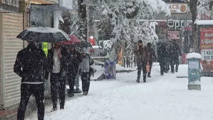 Mart kapıdan baktırdı: van beyaz örtüyle uyandı ulaşıma kar engeli