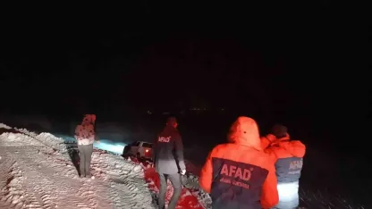 Ağrı'da şarampole kayan araçtaki 4 kişi kurtarıldı