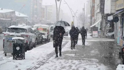 Mart ayında kış geri döndü: Muş'ta kar mesaisi