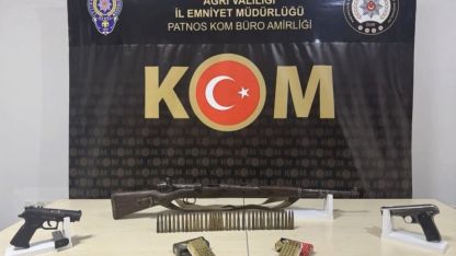Ağrı'da polisten kaçakçılara darbe: Binlerce paket ve ruhsatsız silah yakalandı