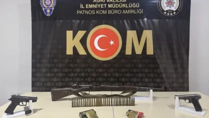 Ağrı'da polisten kaçakçılara darbe: Binlerce paket ve ruhsatsız silah yakalandı