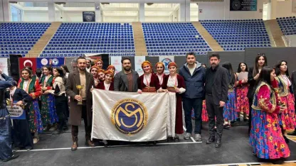 Van halkoyunları yarışması: Çataklı öğrencilerden büyük başarı