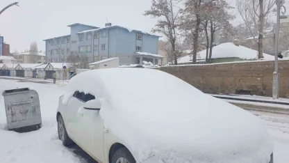 Başkale'de karla mücadele: İş makineleri tüneller açarak ilerliyor