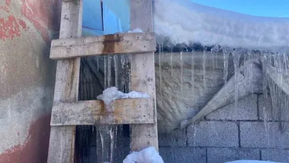 Patnos’ta Mart Ayı Kışı: Kar Sonrası Don ve Buz Sarkıtları