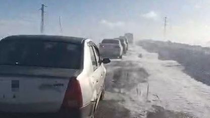 Kars Göle Karayolunda Tipi Nedeniyle Araçlar Mahsur Kaldı