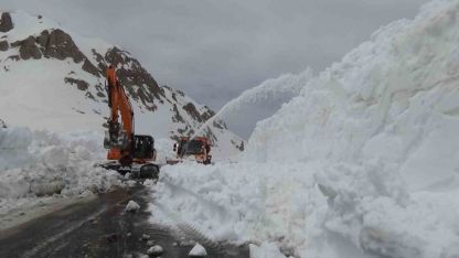 Türkiye’nin Kar Rekoru Van’da: Karabet Geçidi 3 Metreyi Aştı