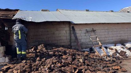 Van’da Ahır Yangını: Ekipler 1,5 Saatte Kontrol Altına Aldı