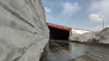 Karabet Geçidi’nde Kar Kalınlığı 3 Metre 52 Santimetreyi Buldu