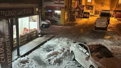 Erzurum’da Çatıdan Düşen Kar Kütlesi Otomobili Kullanılamaz Hale Getirdi