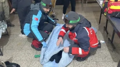 Van'da Karlar Altında Yaşam Mücadelesi: UMKE Ekipleri Seferber Oldu