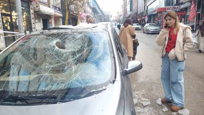 Erzurum'da Çatıdan Düşen Kar ve Buz Kütleleri Dehşet Saçtı