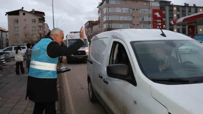 Oltu'da "İftara 5 Kala" Mesaisi: Yoldaki Sürücülere İftar Paketi