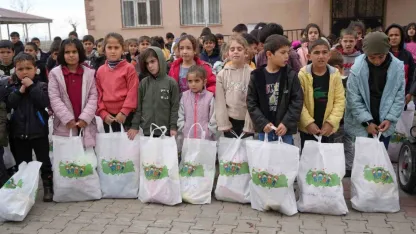 Hayır Kapısı Derneği'nden Muşlu Çocuklara Bayram Sürprizi: Bin Çocuk Sevindirildi