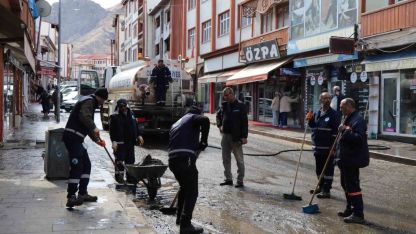 Oltu’da Bayram Temizliği Seferberliği: Cadde ve Sokaklar Tazyikli Suyla Yıkandı