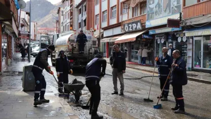 Oltu’da Bayram Temizliği Seferberliği: Cadde ve Sokaklar Tazyikli Suyla Yıkandı