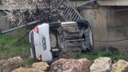 Korkuluklar Dayanamadı: Genç Sürücü Aracıyla Birlikte Dere Yatağına Düştü