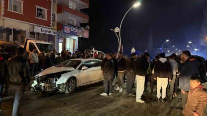 Van’ın Muradiye İlçesinde Otomobil ile Kamyonet Çarpıştı: 2 Yaralı