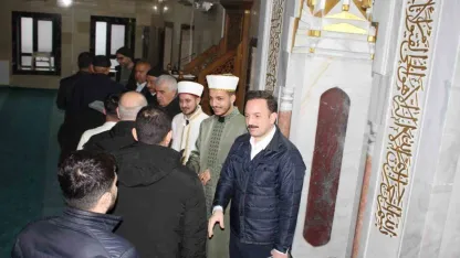 Malazgirt Bayram Namazında Kenetlendi: Cami Çıkışında Görülmeye Değer Manzaralar