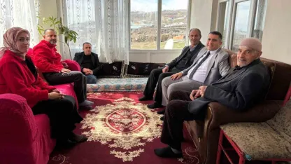 Muradiye'de Duygulandıran Ziyaret: Kapılar Bayram Sevinciyle Açıldı