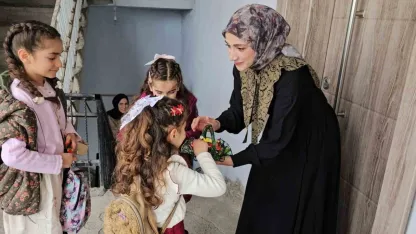 Hasköy Sokaklarında Renkli Görüntüler: Çocuklar Kapı Kapı Dolaşarak Bayramlaştı