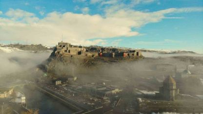 Kars'ta Büyüleyici Manzara: Sis Tabakası Tarihi Kaleyi Adeta Gizledi