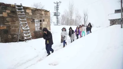 2 Metre Kar Engel Olmadı: Muş'ta Çocukların Kar Tünellerindeki Bayram Mesaisi Görülmeye Değer