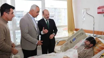 Oltu'da Bayram Sevinci: Kaymakam ve Belediye Başkanı Kapı Kapı Gezip Bayramlaştı