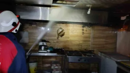 Özalp’te Korkutan Yangın: Mahmudiye Mahallesi'nde Alevler İş Yerini Sardı