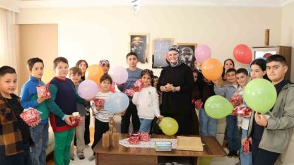 Eski Bayramlar Geri Döndü: Oltulu Şair Betül Altun Evinin Kapılarını Çocuklara Açtı