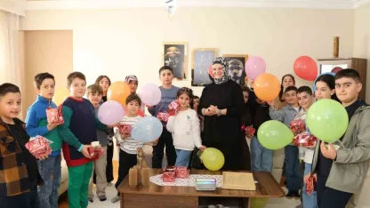 Eski Bayramlar Geri Döndü: Oltulu Şair Betül Altun Evinin Kapılarını Çocuklara Açtı