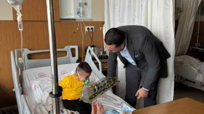 Ağrı'da Bayramda Hastanede Kalan Çocuklara Büyük Sürpriz: UDER Moral Depoladı