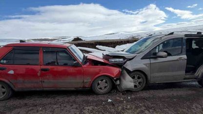 Hanak Ortakent Yolunda Korkutan Kaza: Karşı Yönden Gelen Araçlar Çarpıştı