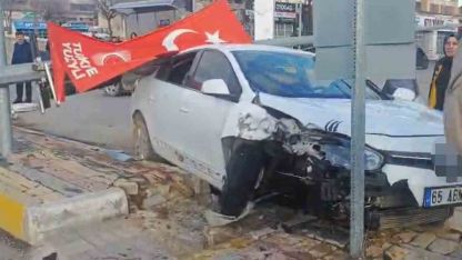 Erciş'te Korkutan Kaza: Üst Geçitte Kontrolden Çıkan Otomobil Refüje Çarptı