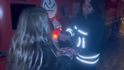 Kars'ta Bayram Şekeriyle Biten Kurtarma Operasyonu: Anahtarını Unuttu, Eve İtfaiye Merdiveniyle Girdi