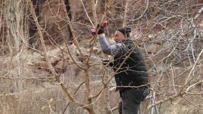 Erzurum’da Çifte Mevsim: Kentte Kar Esareti Sürerken Olur İlçesinde Bahar Temizliği Başladı